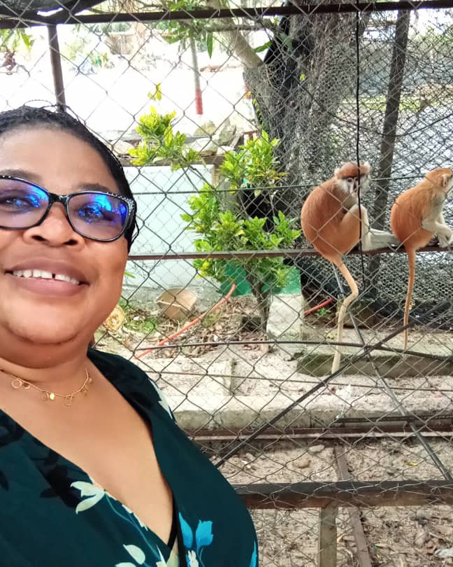 Mami Ton et les primates du Kafolo Lagoon, le parc animalier. Crédit :&nbsp;Orgelle Kentsop