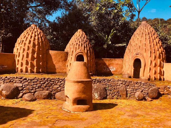 Cases Mousgoum à la Fondation Gacha. Crédit : Fondation Gacha&nbsp;