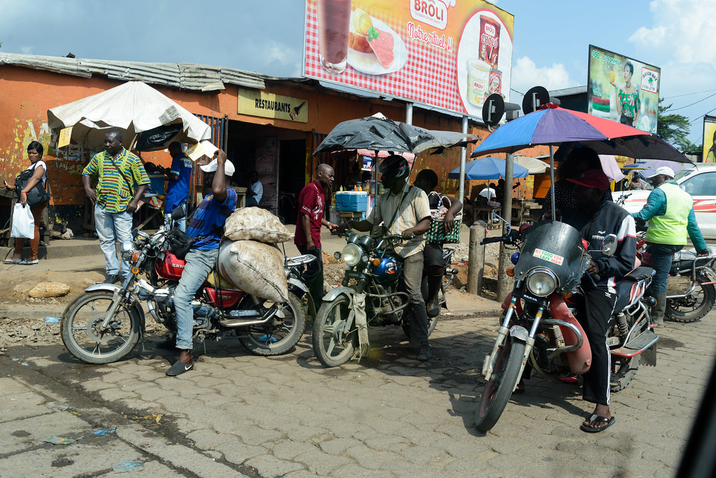 Les moto-taximen dans une gare à Douala.