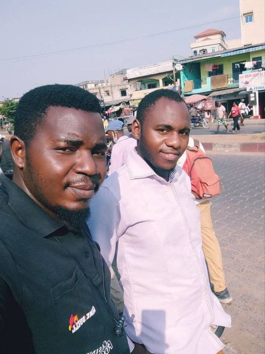 Yann Djomo (polo noir) et Sidoine FEUGUI (chemise) dans une rue de Douala. Crédit : Selfie.