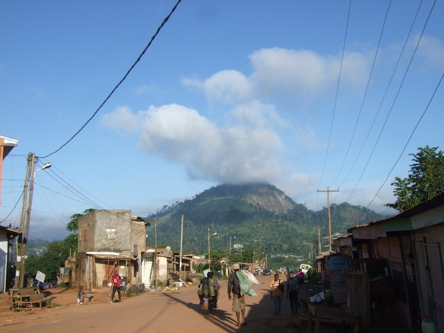 Le mont Eloundem&nbsp;

est situé près de Mendong à Yaoundé&nbsp;culmine une altitude d’environ 1159m avec une dénivellation de 350m. Crédit :&nbsp;Sidoine FEUGUI
