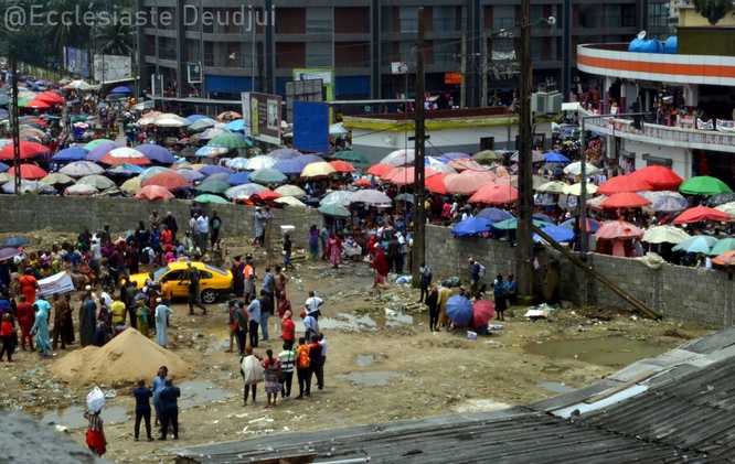 Les commerçants attendant l