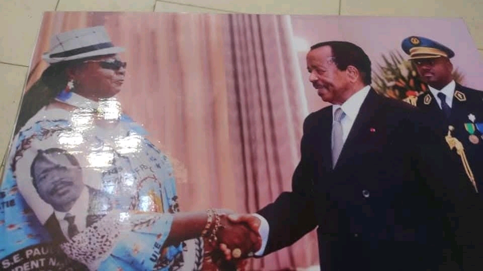 Mme TCHAFFI ESTHER présidente session OFRDPC BANKA serrant la main du président.