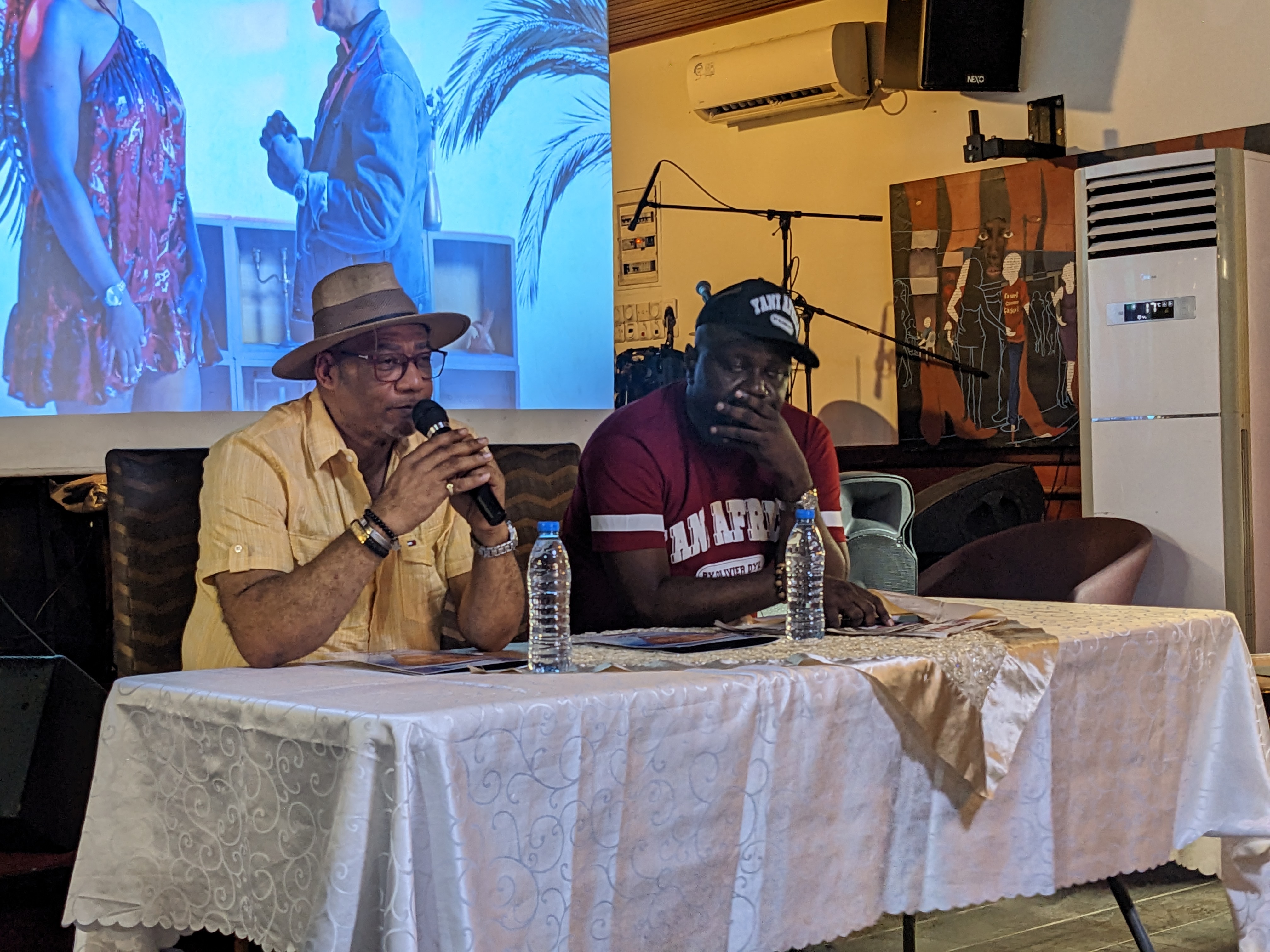 Jacky Lobe en conférence de presse aux côtés d