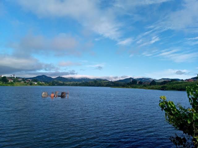 Le lac Minkoameyos, aussi connu sous le nom de Lac Razel, est un lac artificiel situé à Yaoundé, au Cameroun, créé par un barrage sur la rivière Mefou. Crédit : Sidoine FEUGUI
