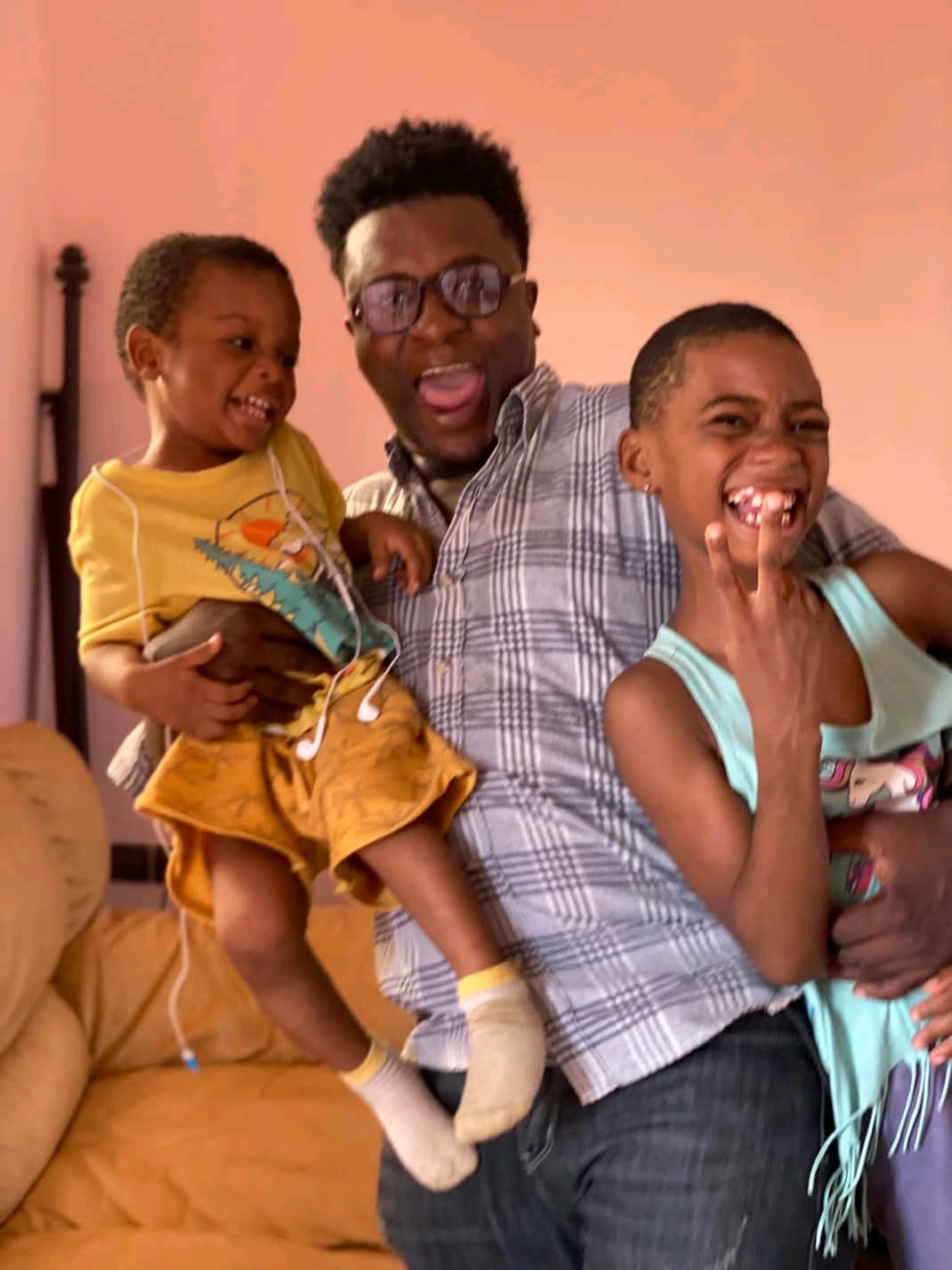 Christian Deutou et ses deux neveux.