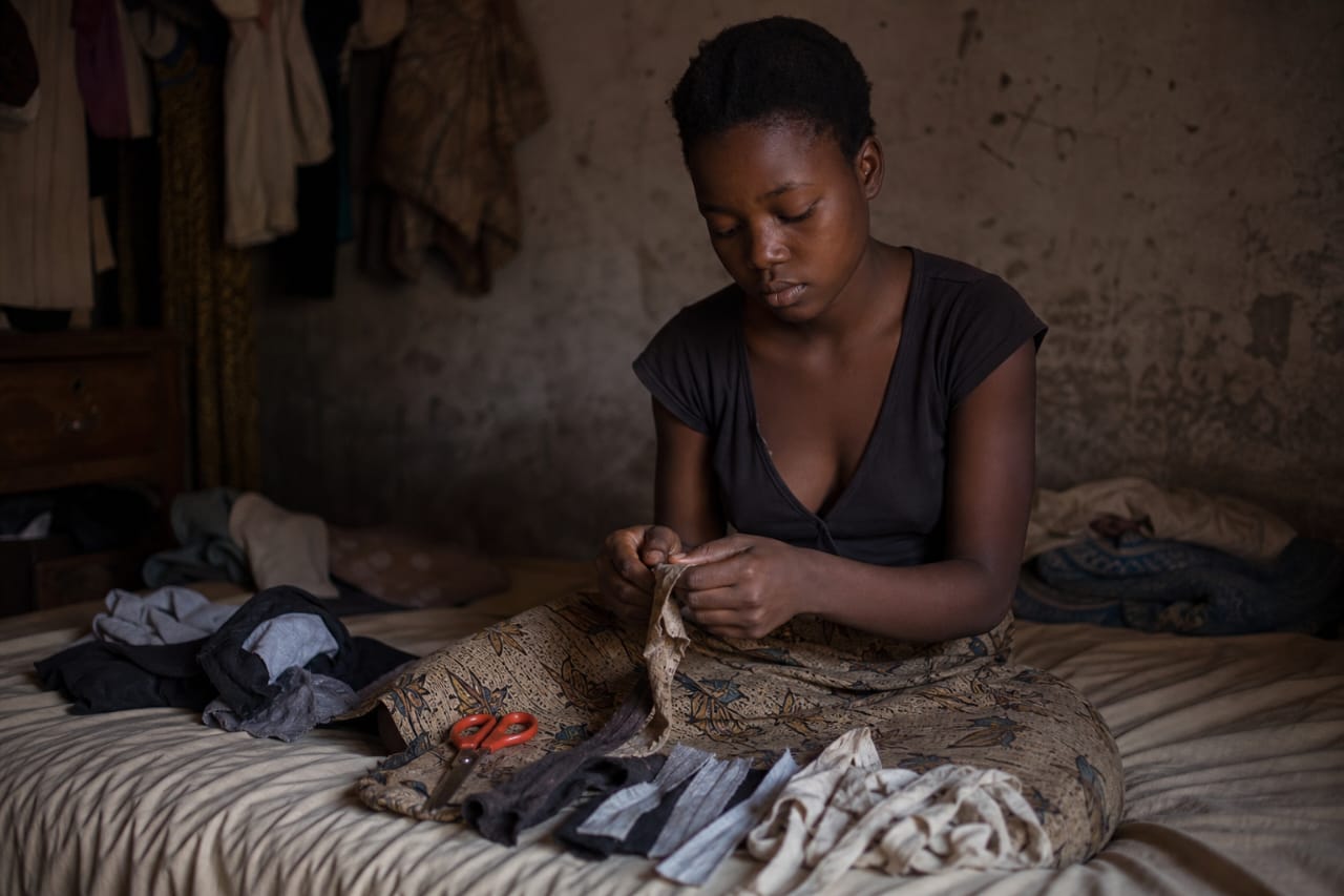 Jeune fille fabrique des serviettes hygiéniques réutilisables. Crédit : Unicef