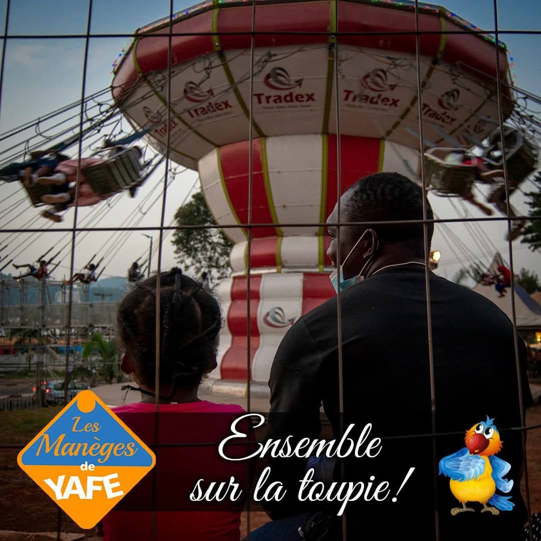 Enfants et adultes attendent pour faire un tour sur la toupie de Ya-fe. Crédit : Les manèges de Ya-fe.