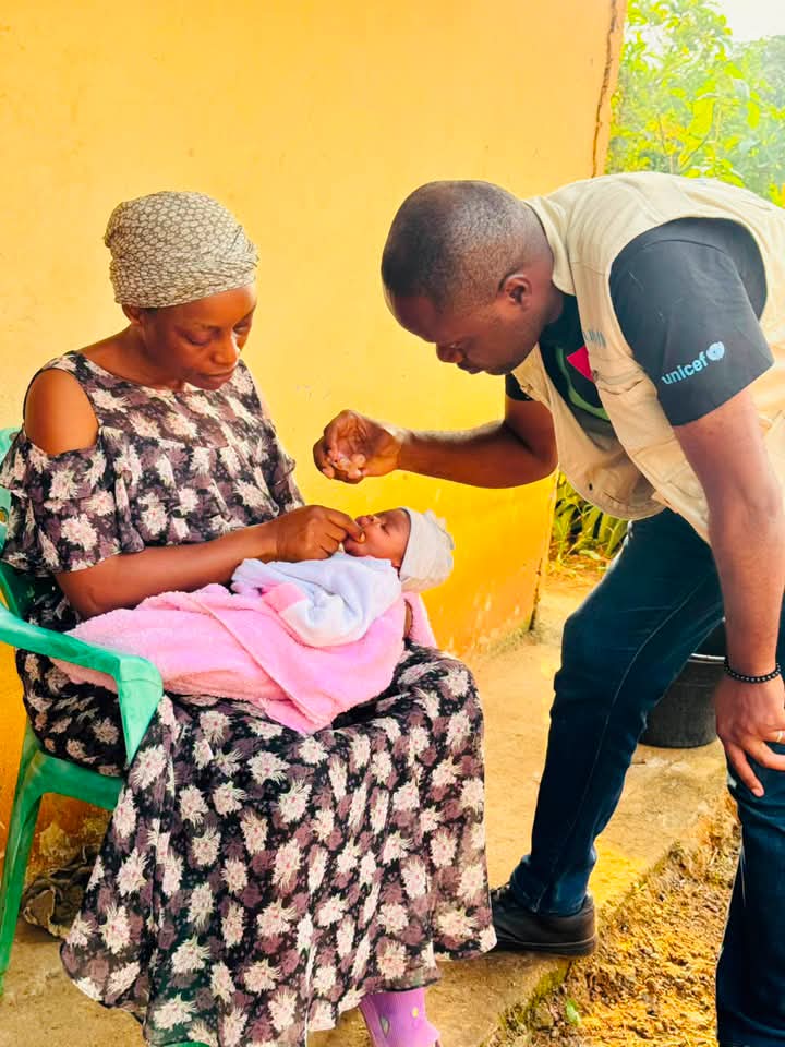 Agent de santé communautaire administre une goutte de vaccin oral antipolio. Crédit : Unicef