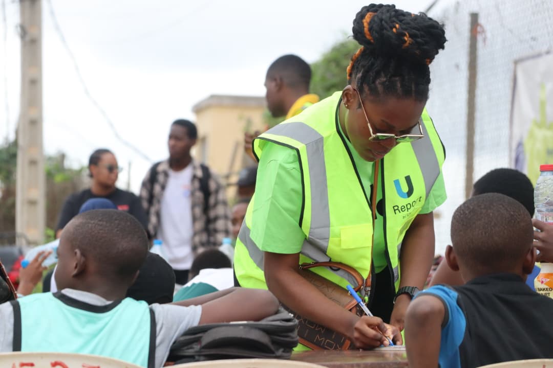 Une U-Reporter en action avec les enfants. Crédit : Felix BALA