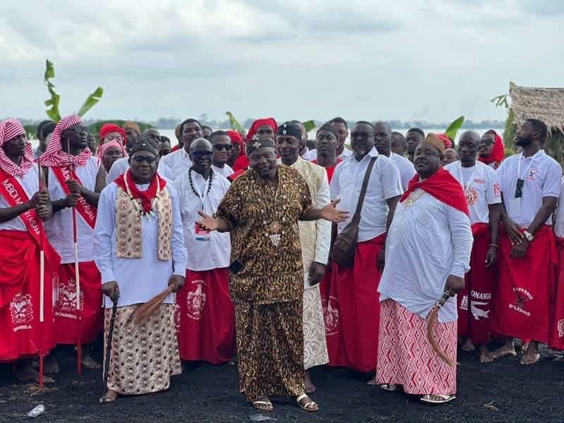 Le Prof. Mbondji Edjenguele entouré de notables Akwa. 2026