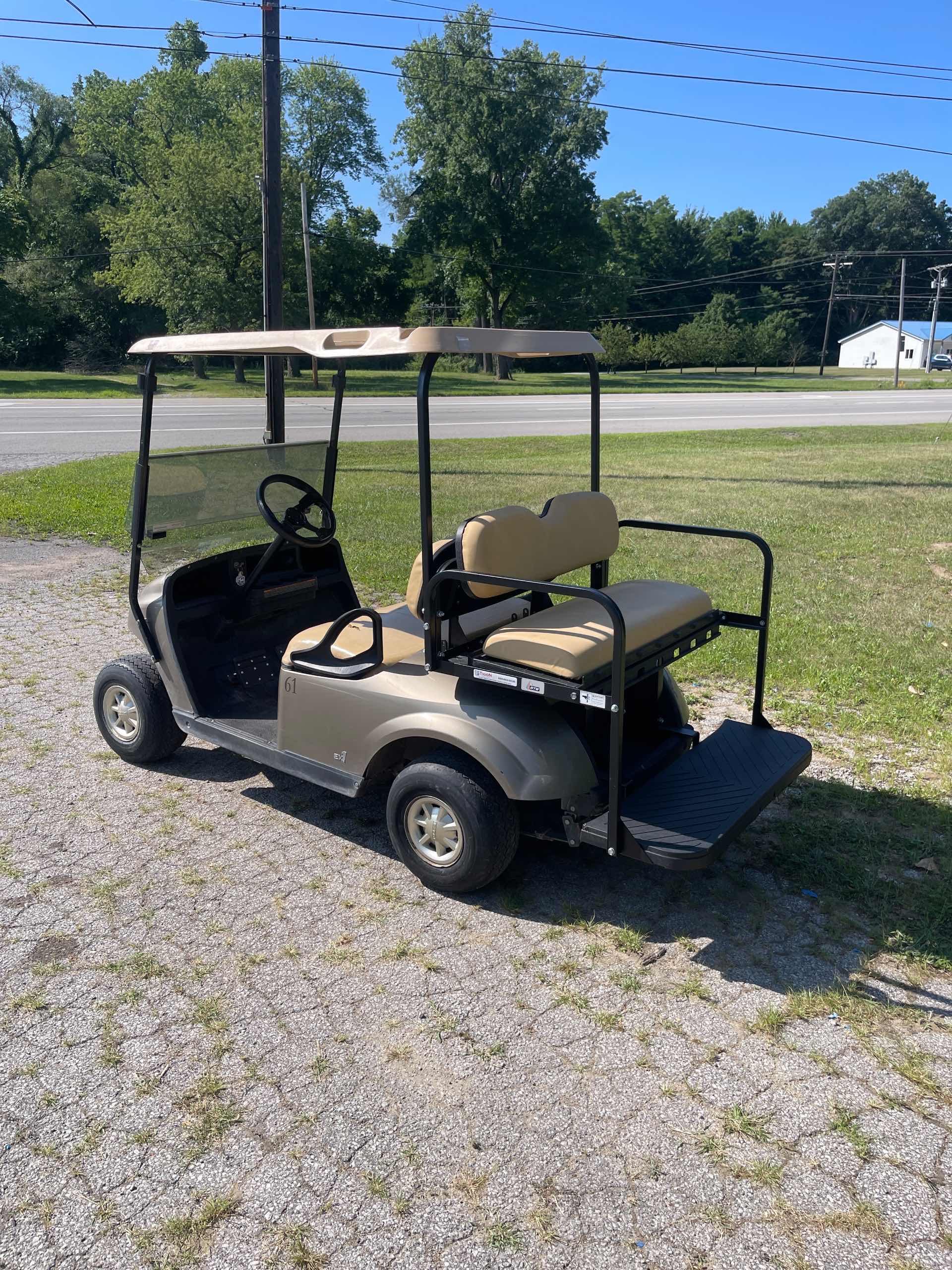 2021 EZGO TXT Champane image 3