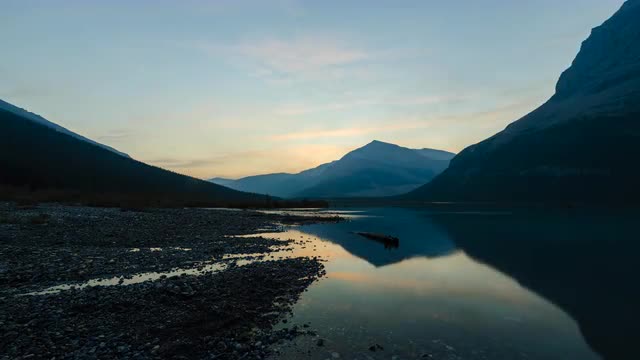 Morning sunrise time lapse at Berg lake facing east