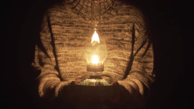 Cinemagraph_Holding_Lantern_In_Hands