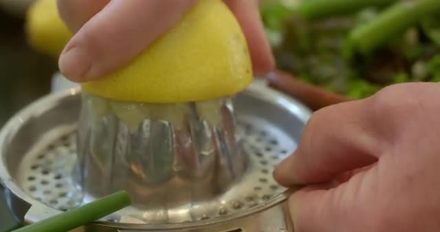 Juicing lemon