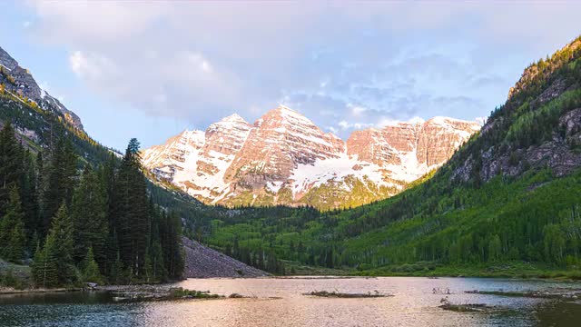 Maroon Bells lake in Aspen, Colorado sunrise in summer timelapse time lapse