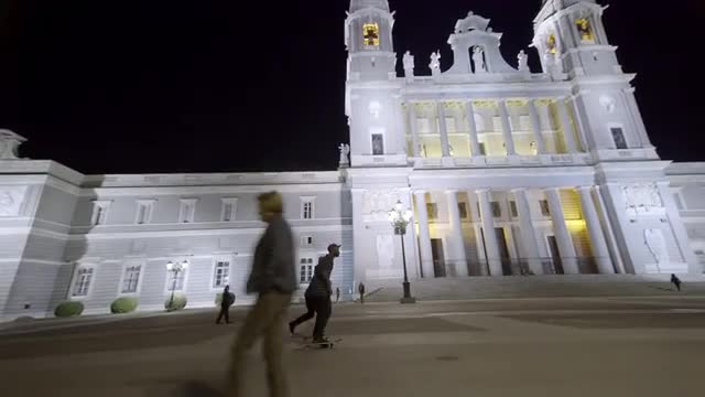 Incredible and magnificent image of the Royal Palace and its surroundings in Madridwith skaters pass