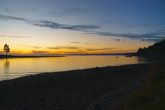 change of tides, low and high, during several hours of the day on the seashore