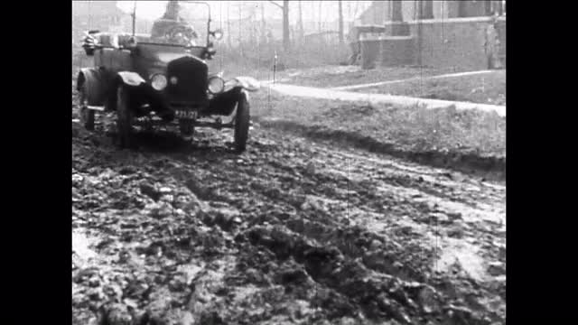 766592598 / Ford Model T / Getting Stuck in the Mud / Dearborn / USA / 1910-1929