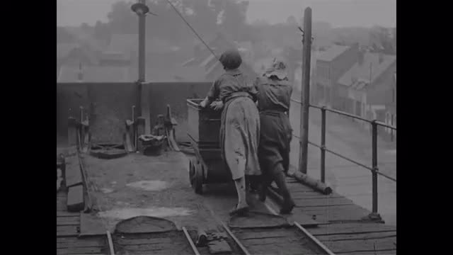 400527900 / Feminism / Mine / France / 