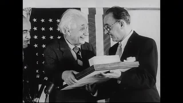 187574186 / Albert Einstein / Physicist / USA / 