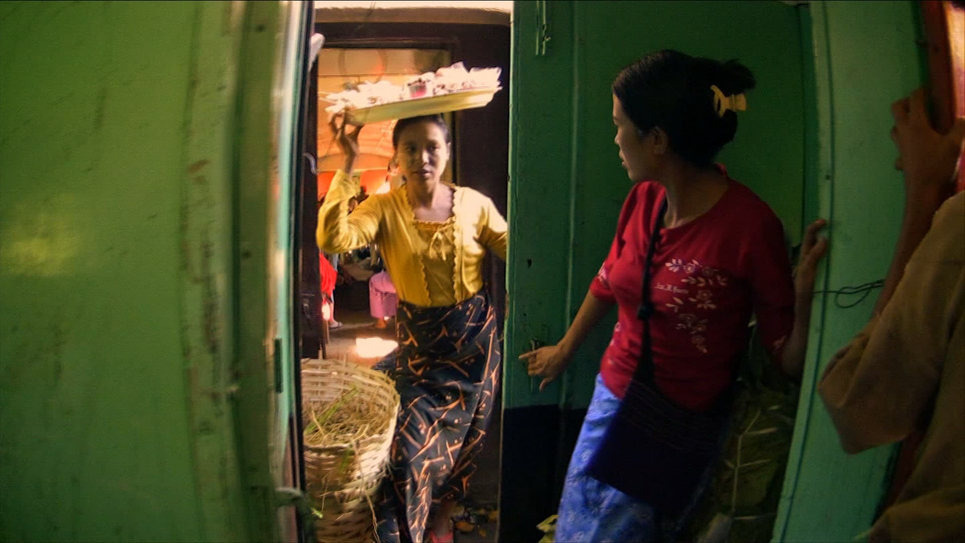 615968653 / Railway Ride / Passenger Train / Myanmar