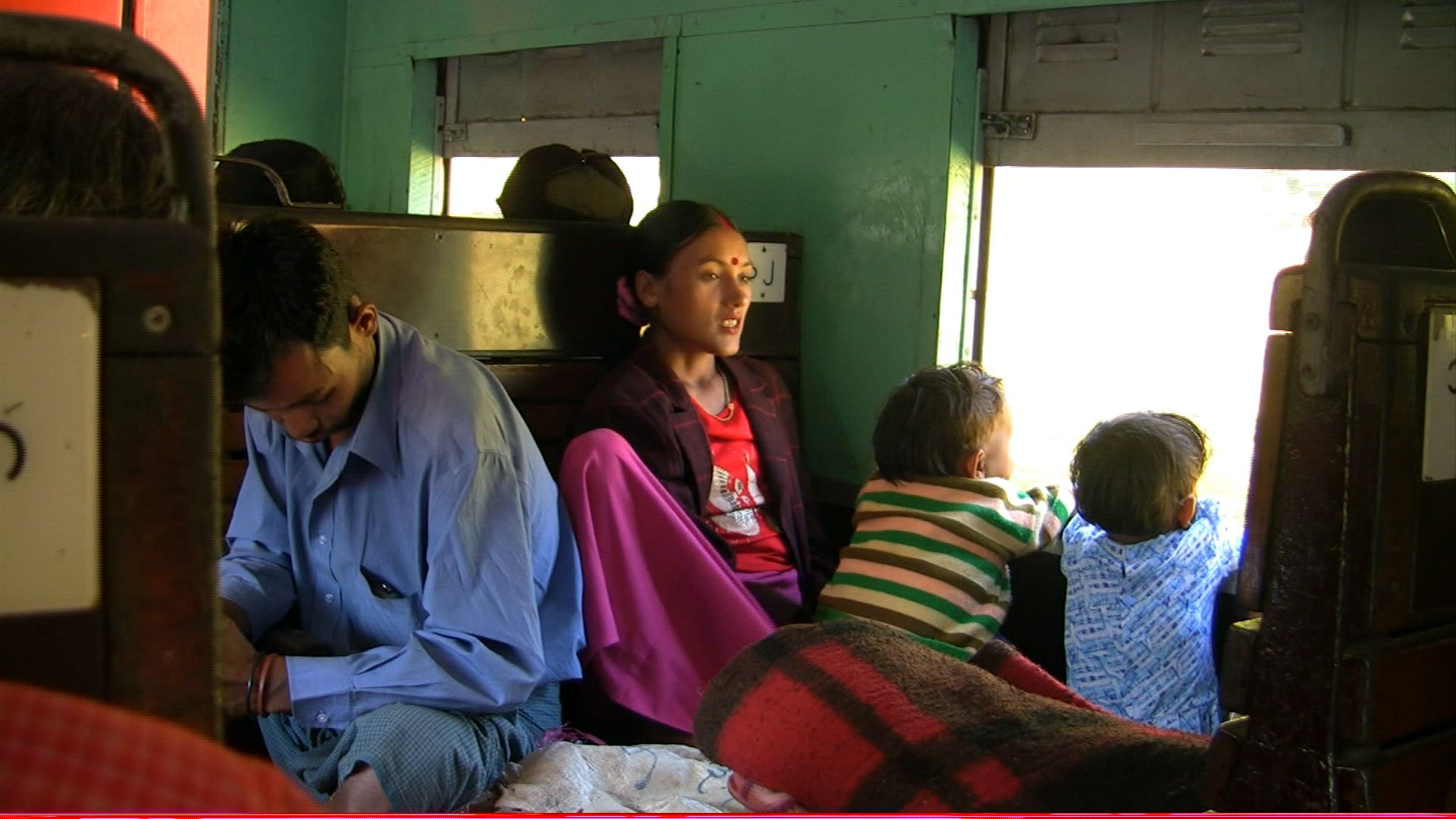 723474635 / Railway Ride / Passenger Train / Myanmar