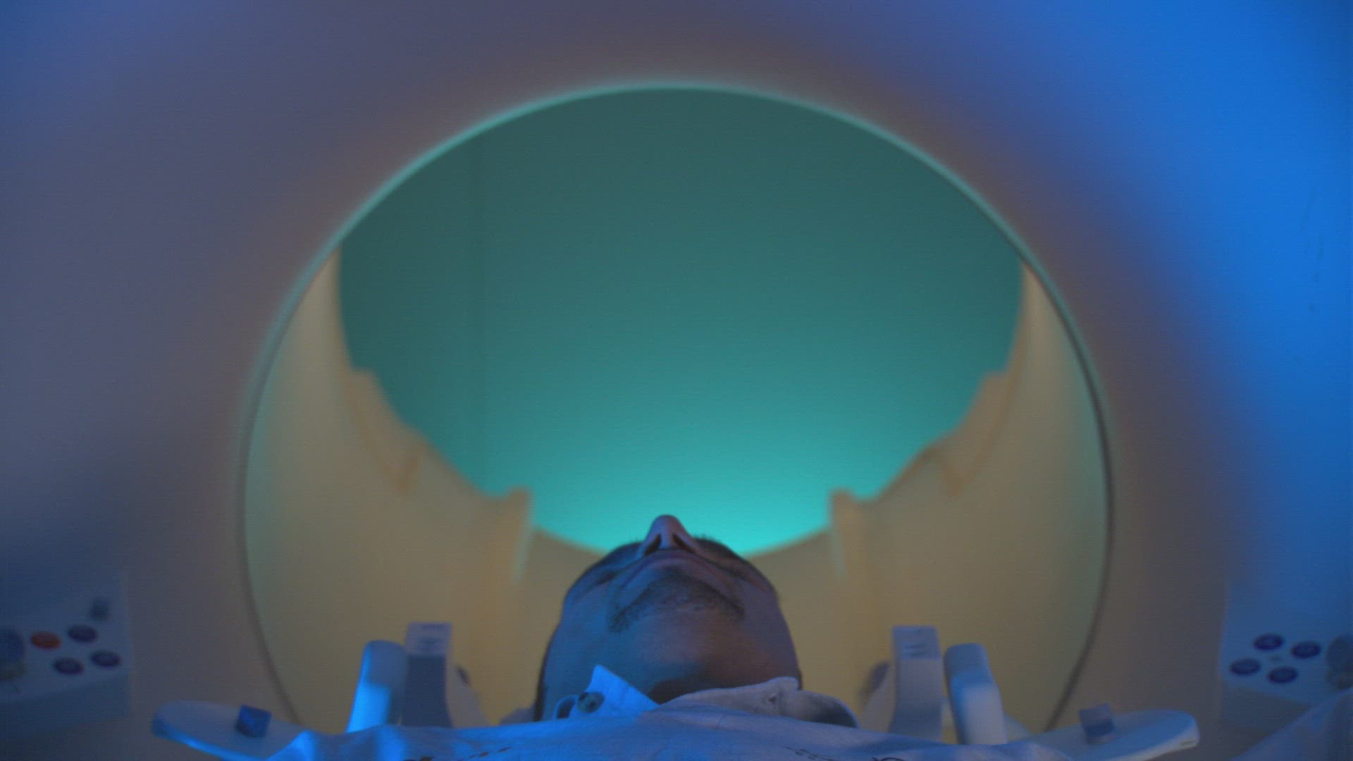 716897702 / People / Magnetic Resonance Imaging / Germany