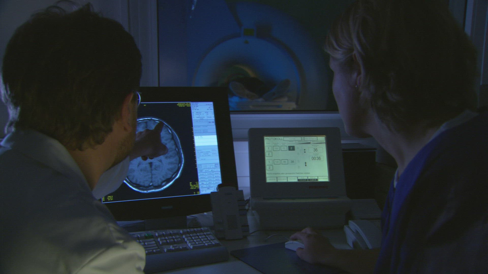 613494486 / People / Magnetic Resonance Imaging / Germany