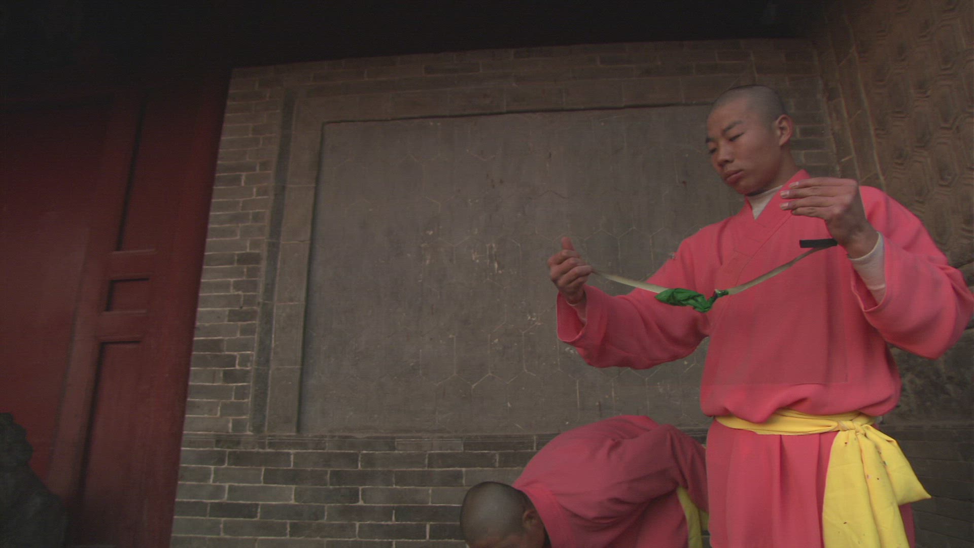 355945608 / Needle Throwing / Shaolin Monk / China