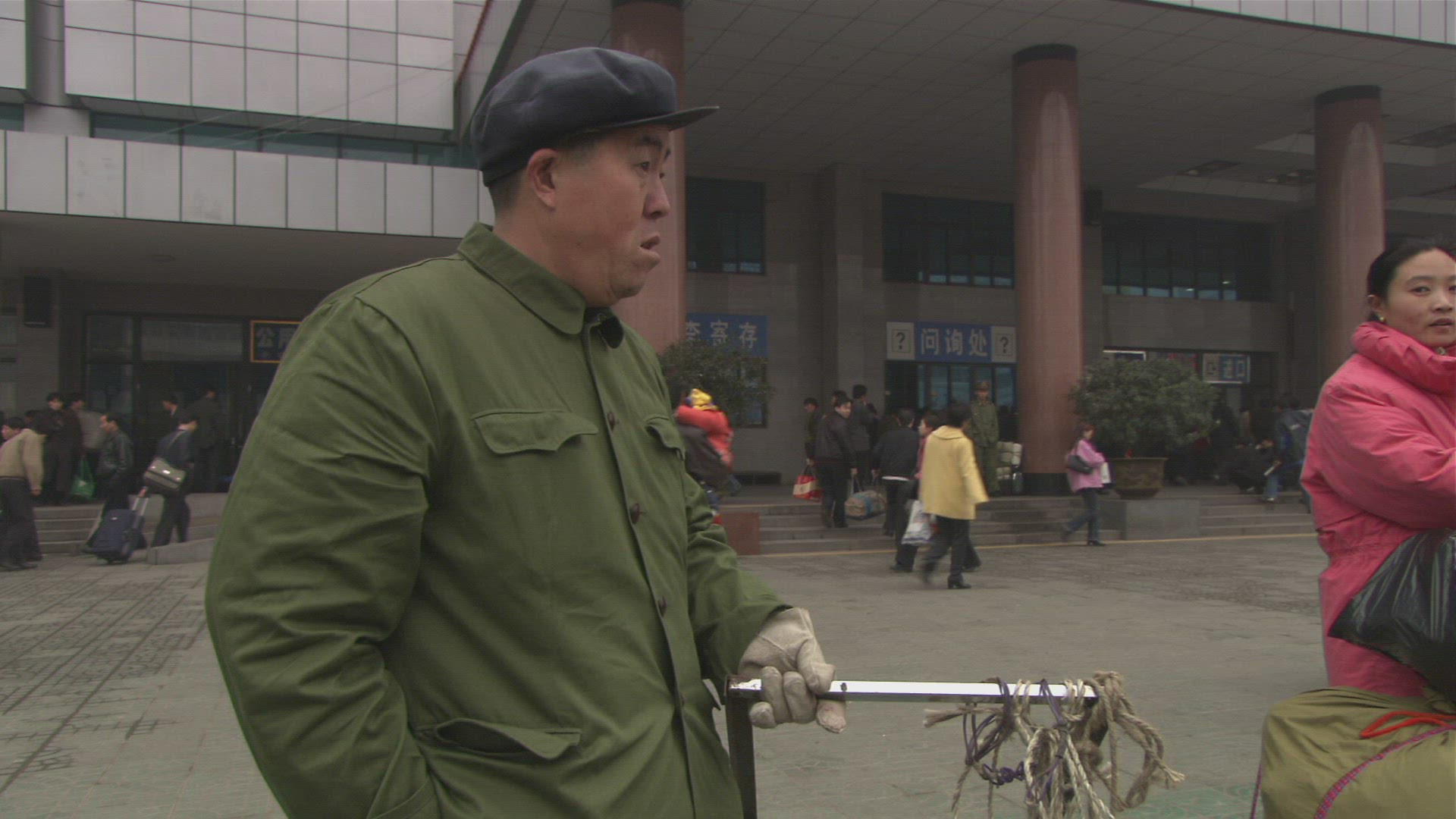 376216726 / People / Square / Railway Station / City / China