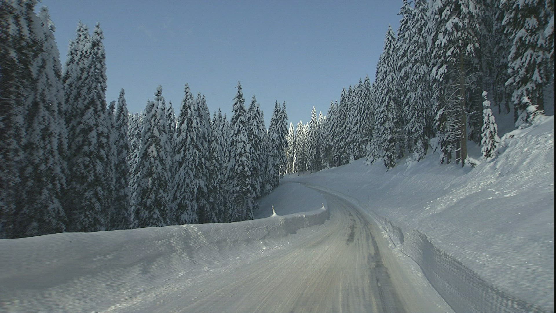 294712152 / Travelling Shot / Winter / Street / Austria
