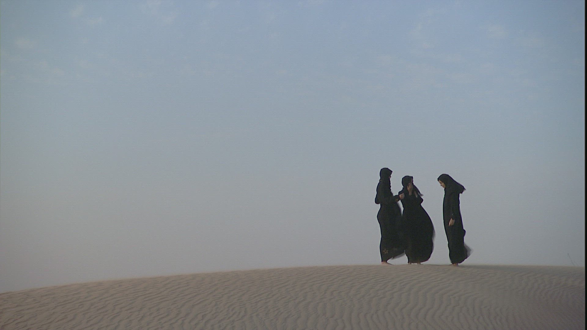 934719343 / Woman / Veil / Desert / United Arab Emirates