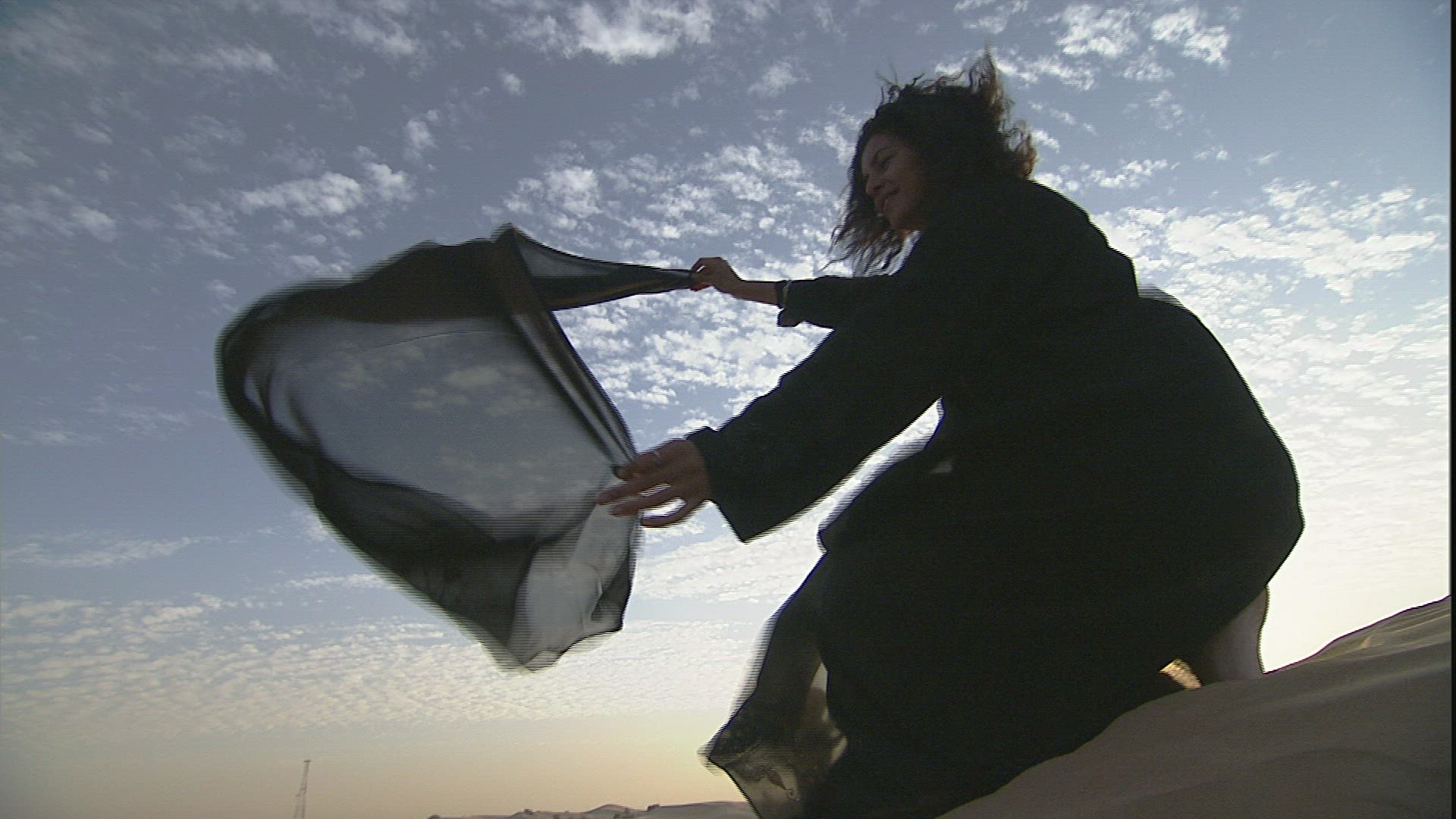 738263218 / Woman / Veil / Desert / United Arab Emirates