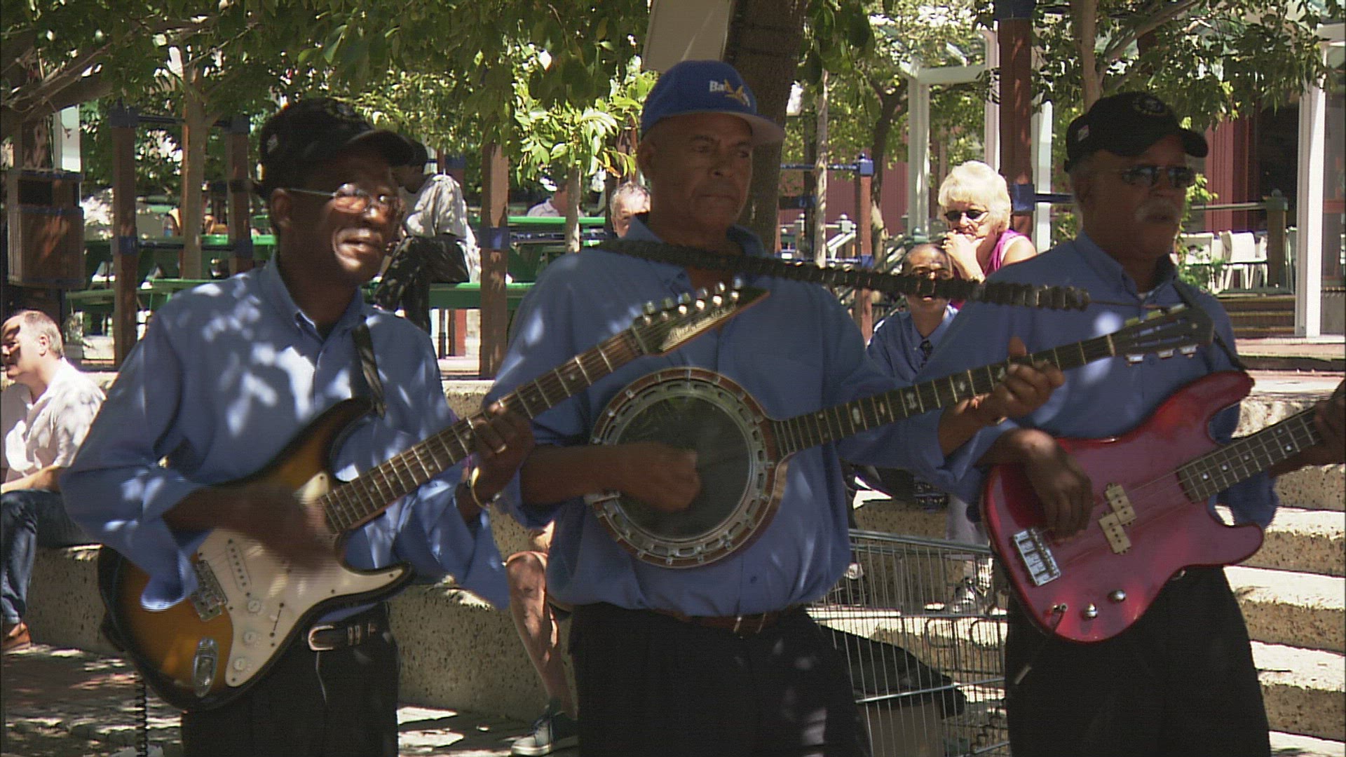 836595401 / Street Musician / Cape Town / South Africa