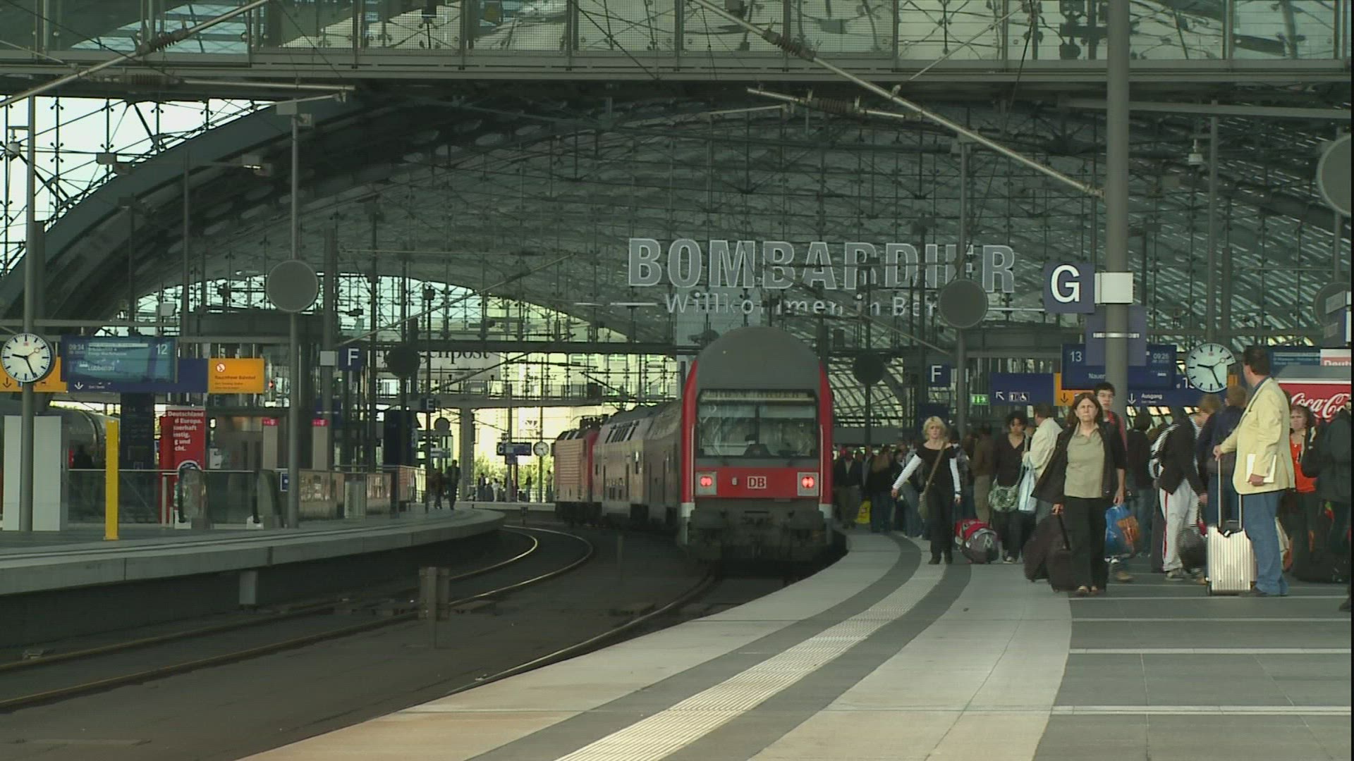 182573328 / Central Station / Berlin / Germany