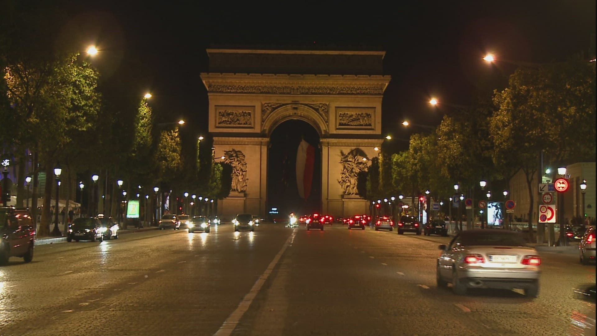 518243009 / Arc de Triomphe / Night / Paris / France