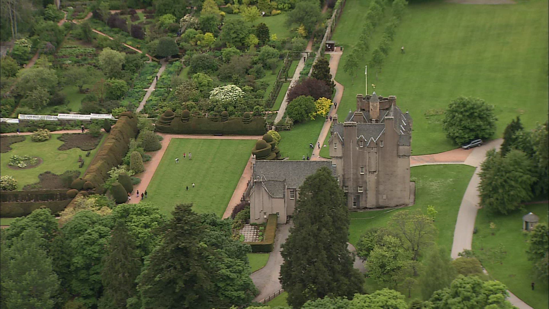 369899737 / Castle / Palace Garden / Scotland