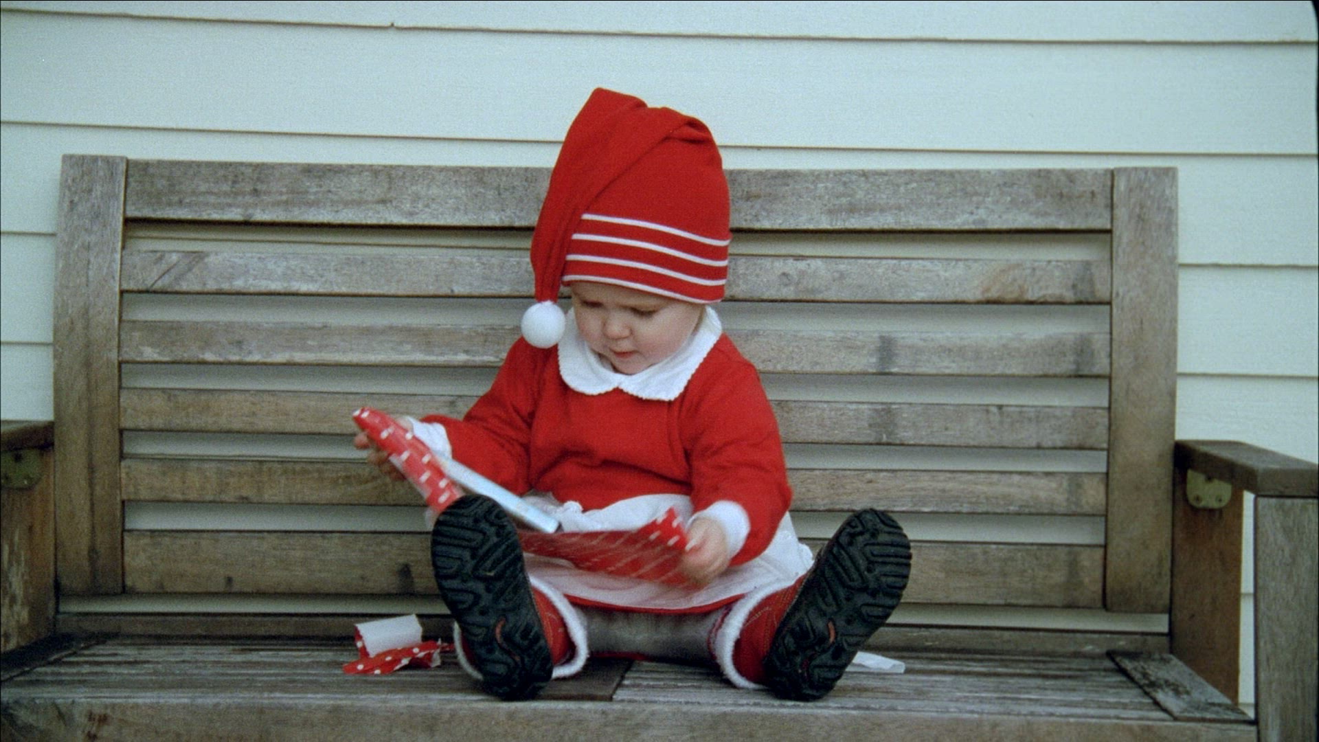 781283057 / Toddler / Present / Staging / Sweden