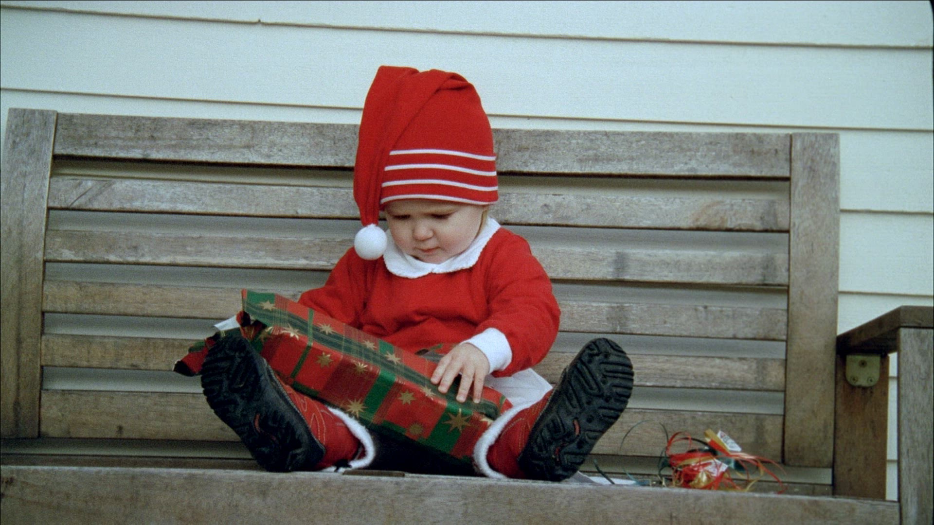 685836482 / Toddler / Present / Staging / Sweden