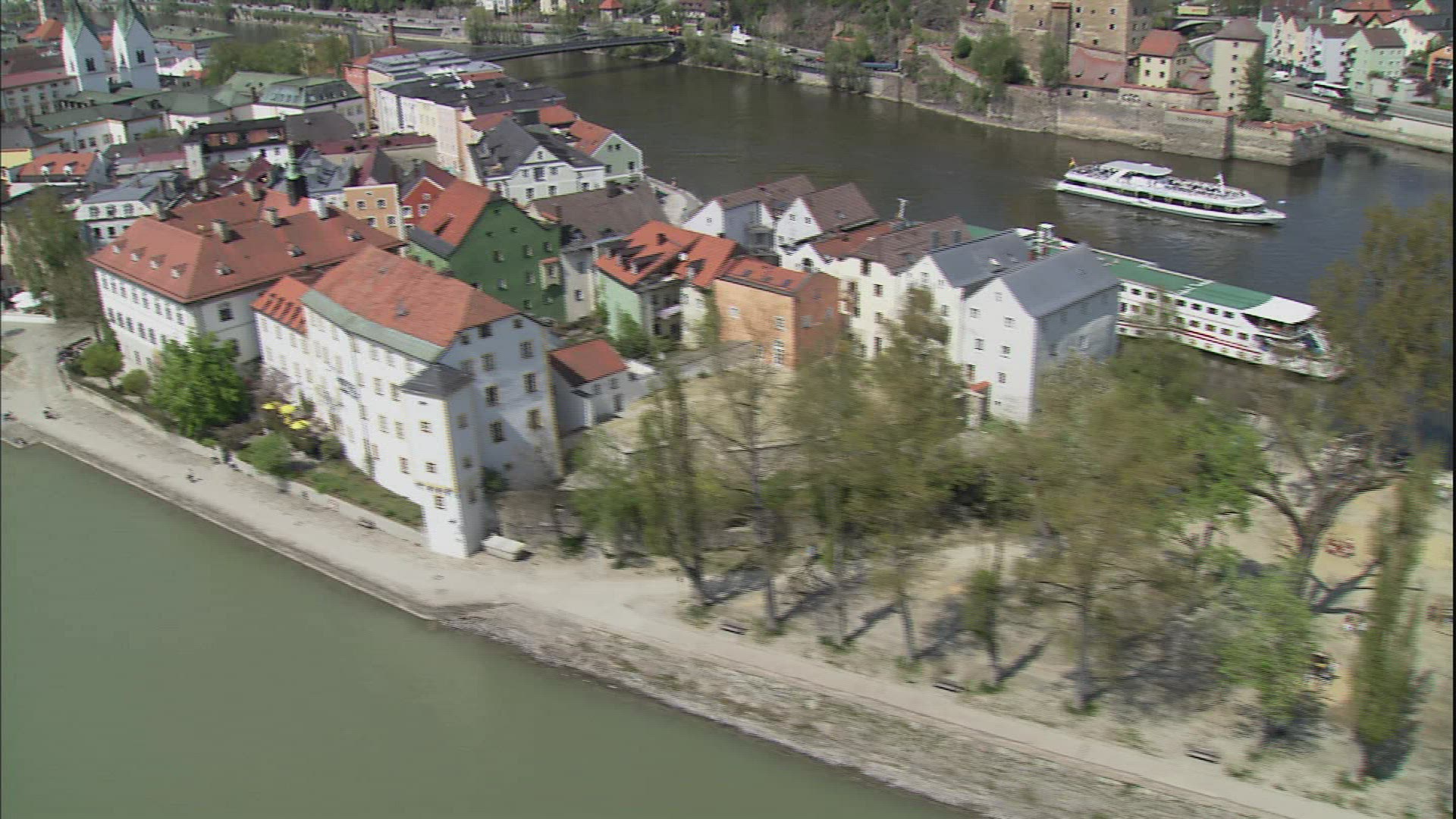 329061527 / City View / River / Passau / Aerial
