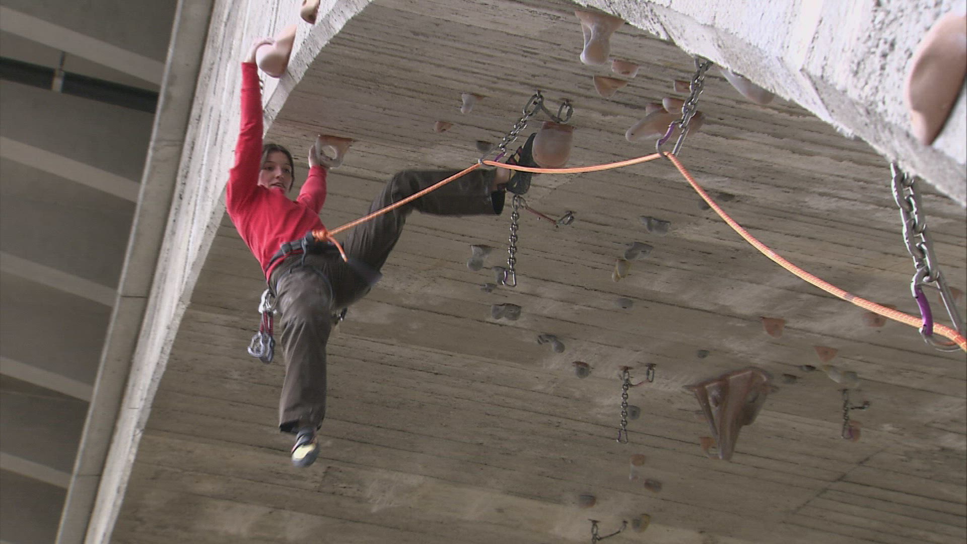 866945912 / Freeclimbing / Woman / Bridge / Switzerland