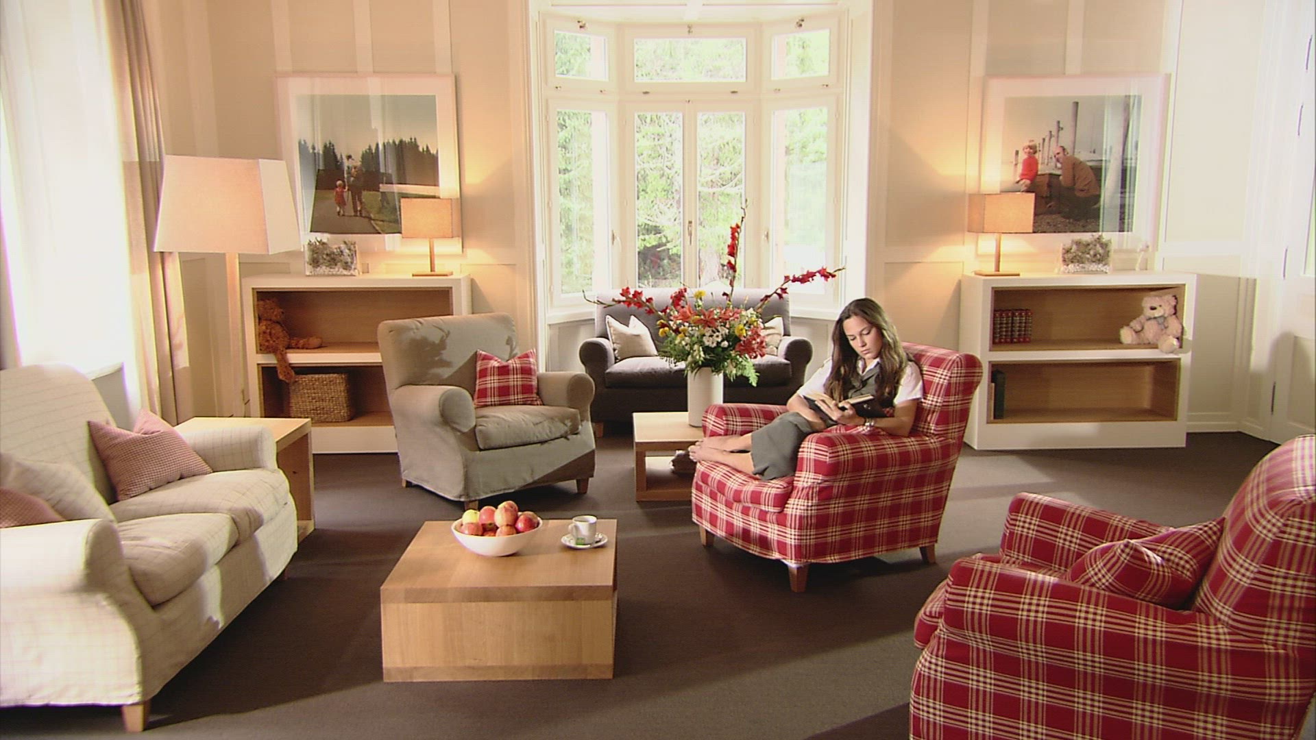 210855656 / Girl / Reading / Living Room