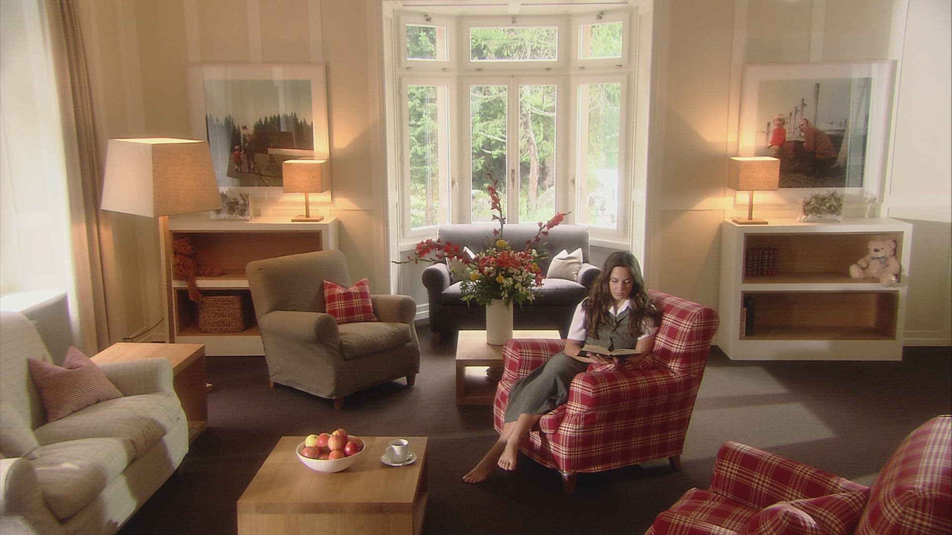 813122148 / Girl / Reading / Living Room