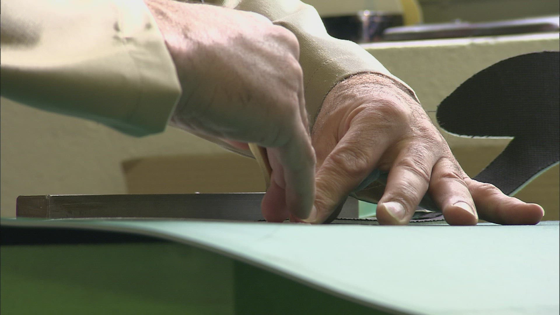 800678795 / Shoemaking / Cutting