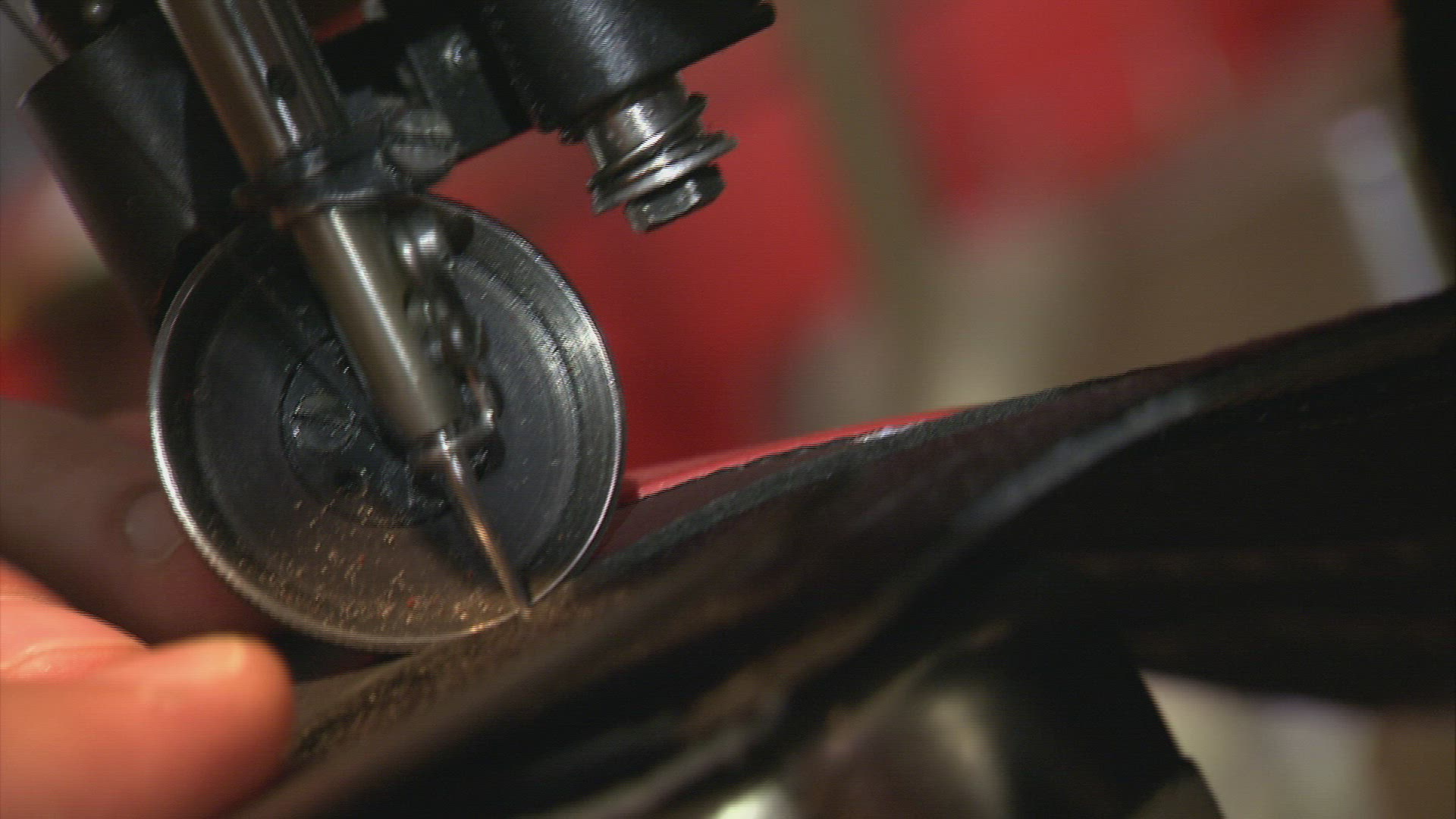 664264229 / Shoemaking / Sewing Machine