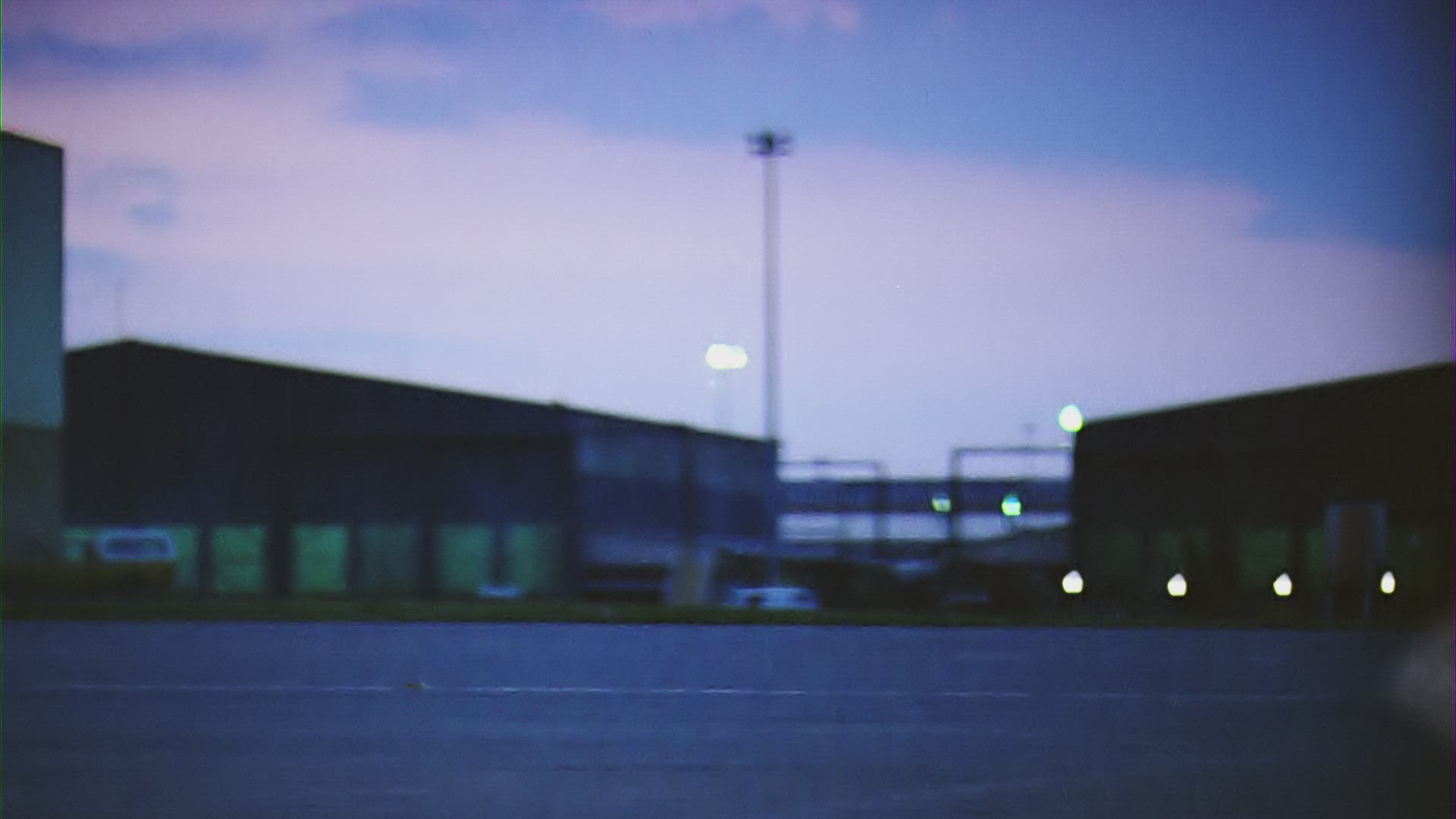 545182992 / Pilot / Walking / Silhouette / Airport