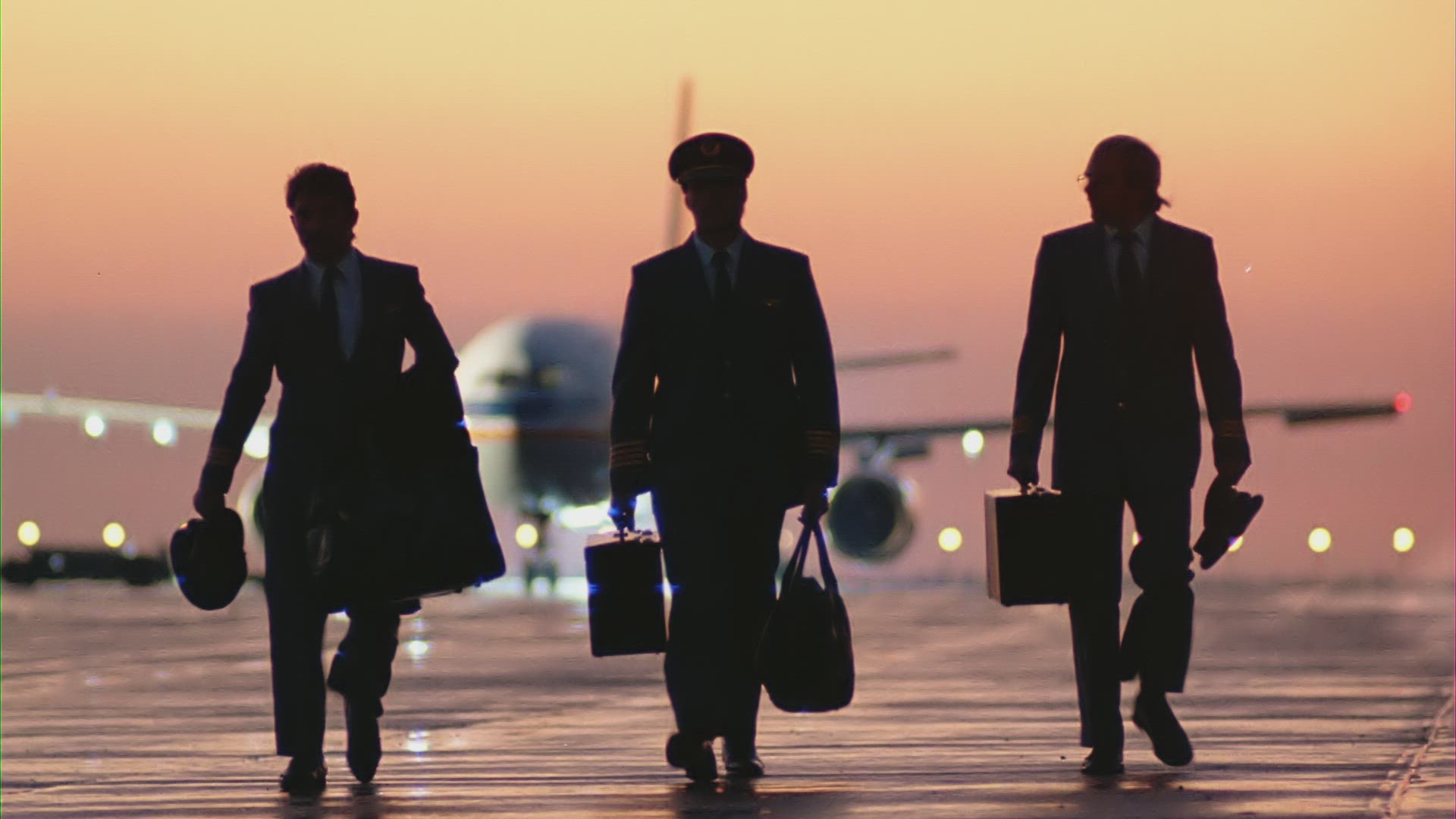 480133298 / Pilot / Walking / Silhouette / Airport