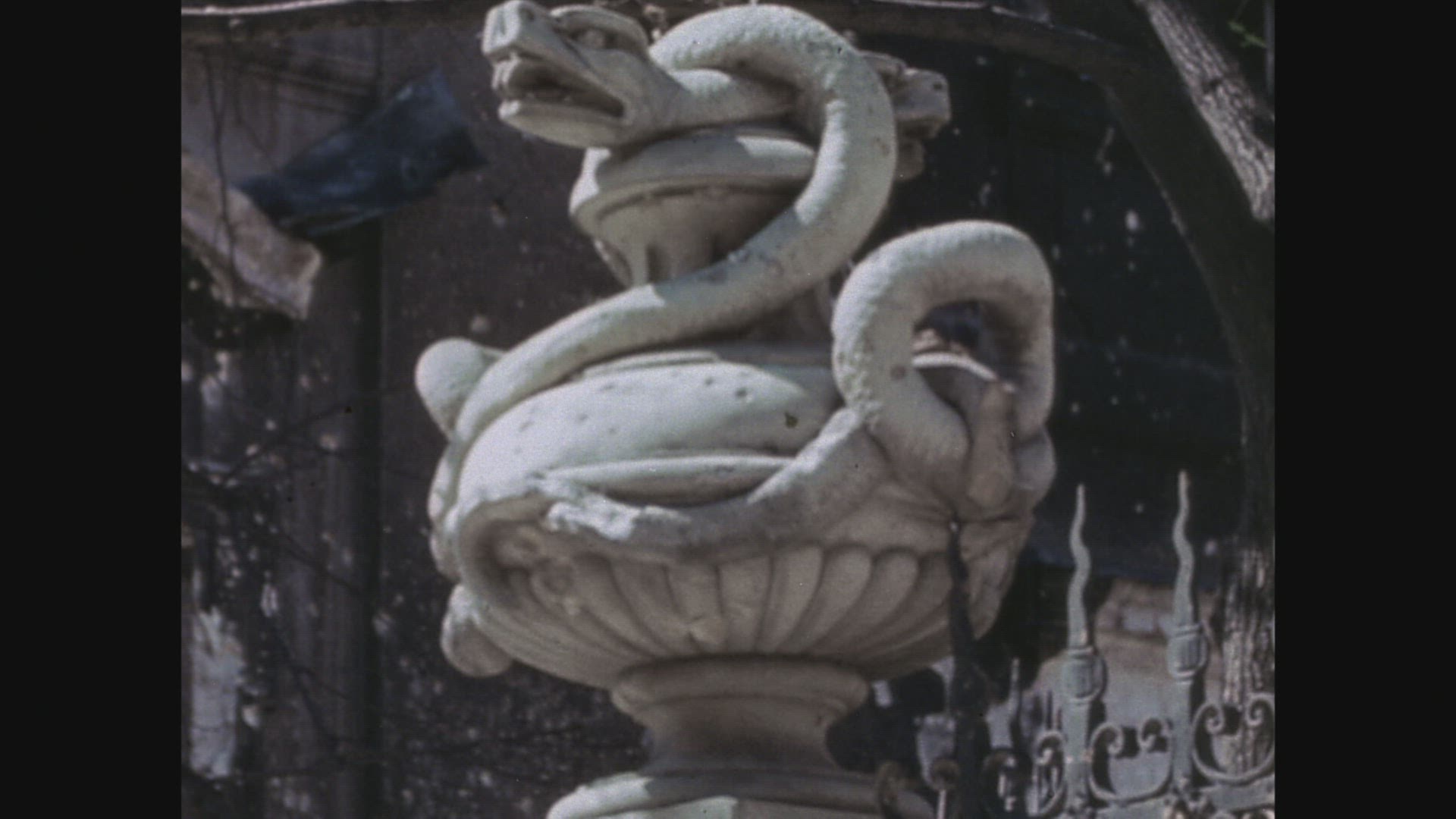 107720195 / War Damage / Zoologischer Garten Berlin / Germany / 