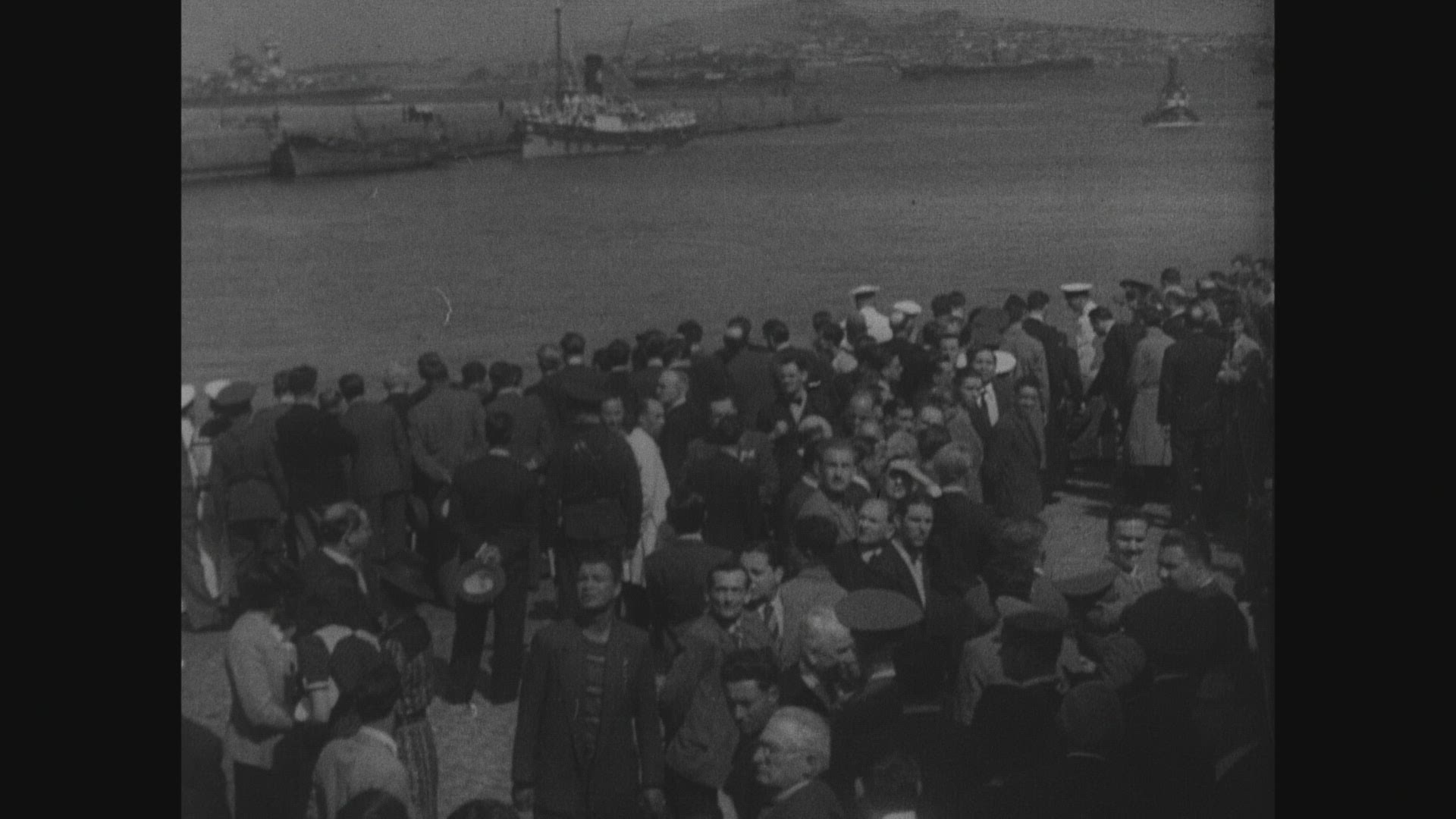 671253012 / Admiral Graf Spee / Sinking a Ship / Montevideo / 